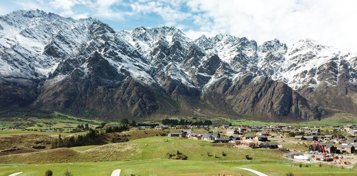 Nestled Below The Remarkables 퀸즈타운 외부 사진
